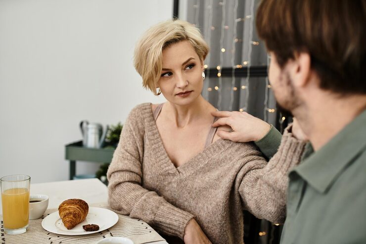 Honest ways to tell your mom you have a girlfriend: son talking calmly with his mother at home
